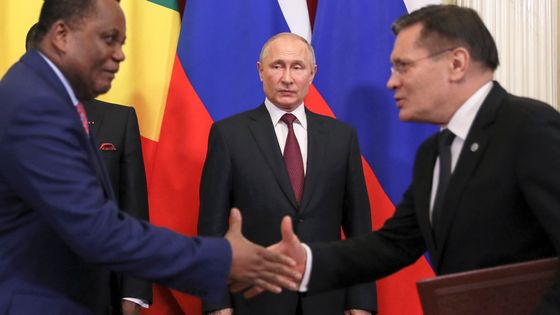 Le président russe, Vladimir Poutine, clôt une rencontre avec le président congolais Denis Sassou Nguesso, à Moscou, le 23 mai 2019. ©AFP - Evgenia Novhozenina