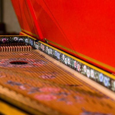 Détail d'un Clavecin en bois peint - image prise dans le cadre de l'enregistrement des sonates de Scarlatti en Occitanie par France Musique, juillet 2018.