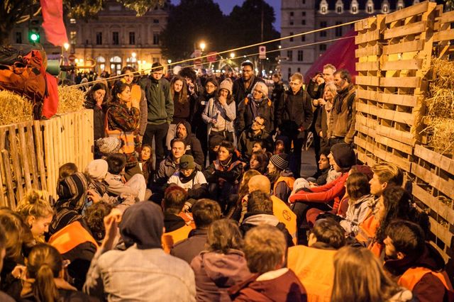 Les militants XR bloquaient encore, mardi soir, la place du Châtelet à Paris.