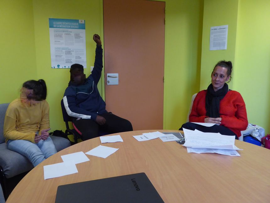 Autour de sa table ronde, Marie Cotte, médiatrice au collège à Pantin, fait réfléchir les élèves à la communication non violente