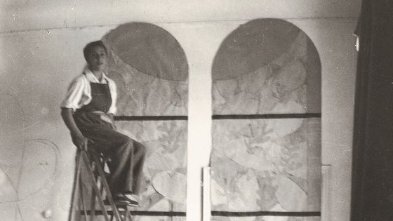 Jacqueline Duhême, "petite main chez Matisse" travaille sur les vitraux de la chapelle de Vence. - Collection Jacqueline Duhême