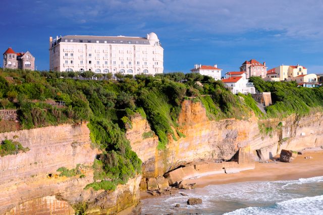 La cote s'érode, comme ici au pays Basque, menaçantt les bâtiments en bord de mer