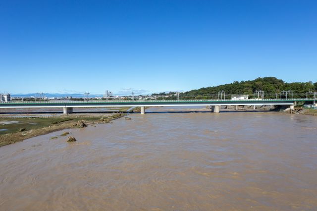 La rivière Tama à Kawasaki, près de Tokyo, a elle aussi débordé de son lit