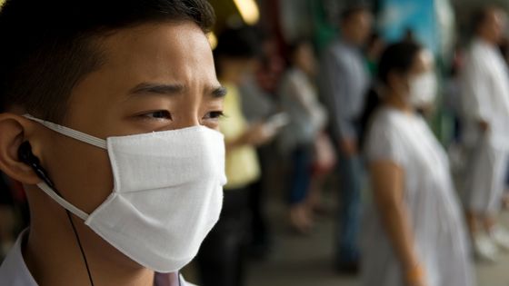 Jeune asiatique garçon portant un masque de protection contre la grippe ©Getty - joakimbkk/Getty Images