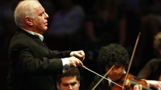 Daniel Barenboim dirigeant le West Eastern Divan Orchestra ©Getty - Amy T. Zielinski