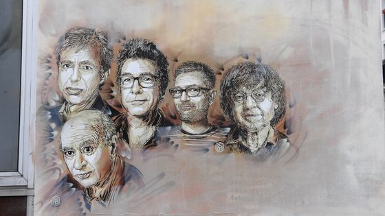 Portraits de Bernard Maris, Georges Wolinski, Bernard Verlhac, Stephane Charbonnier et Jean Cabut, assassinés lors de l'attentat de Charlie Hebdo en 2015. ©AFP - CHRISTOPHE ARCHAMBAULT