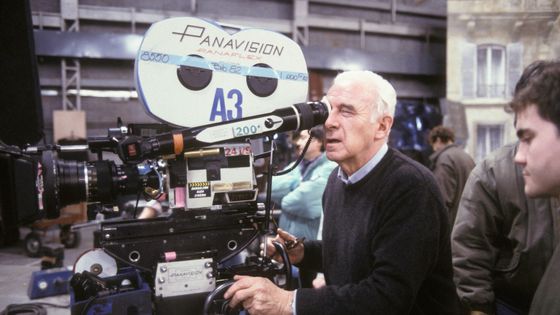 Claude Sautet à la caméra lors du tournage du film 'Un Coeur en hiver' en 1991 à Epinay-sur-Seine, France. ©Getty - Bertrand Laforet