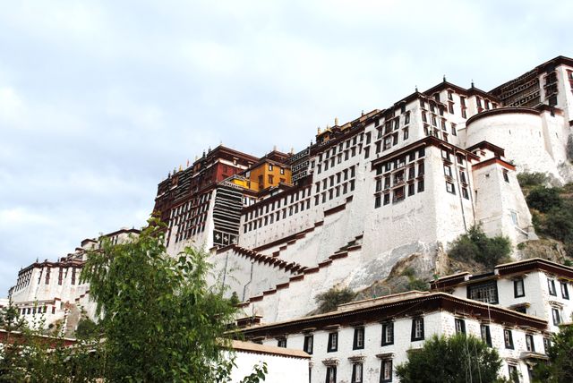 Le palais du Potala à Lhassa, dans la région du Tibet , lieu mythique pour les voyageurs.