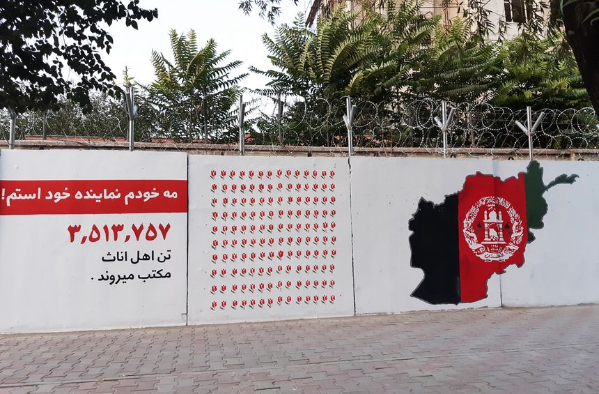 Fresque murale du collectif de graffeurs afghans Art Lords. Les tulipes illustrent le nombre de morts dans des attentats.