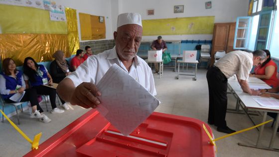 Un Tunisien a voté dans un bureau de vote de la capitale Tunis le 6 octobre 2019, lors du troisième tour des élections législatives depuis la révolution de 2011 du pays nord-africain ©AFP - Fethi Belaid