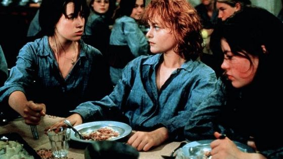 Jeunes filles en centre de redressement dans les années 1950 (image du film "La petite voleuse" de Claude Miller / 1982) - © allociné