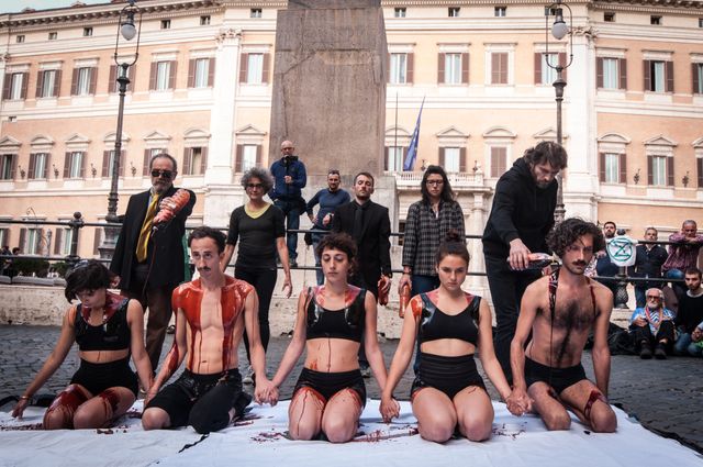 Des militants XR sur la Piazza Montecitorio (Rome).