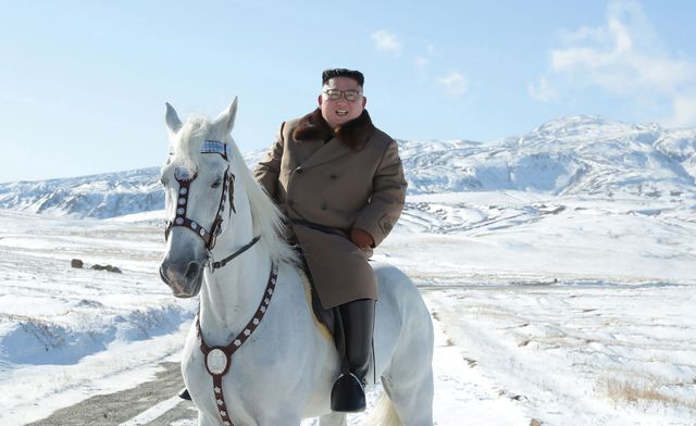 Kim Jung-un a posé devant des sommets facilement identifiables pour les Nords-Coréens