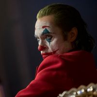 Le Joker selon Todd Phillips, un personnage coincé dans une masculinité immature ? Un sociopathe ? Une victime des puissants ?