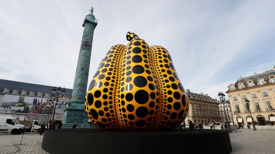 Une sculpture de citrouille géante de l'artiste japonaise Yayoi Kusama installée place Vendôme dans le cadre de l'édition 2019 de la FIAC. ©AFP - FRANCOIS GUILLOT