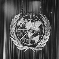 La "Journée particulière" de Monique Chemillier-Gendreau a lieu en 1946, année au cours de laquelle l'Assemblée générale et le Conseil de sécurité des Nations Unies se réunissent pour la première fois