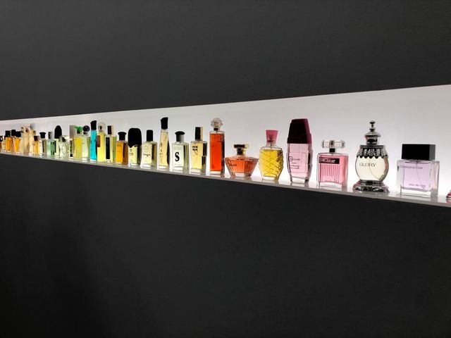 Vue de l'installation "Parfums de pauvres" de Fabienne Audéoud