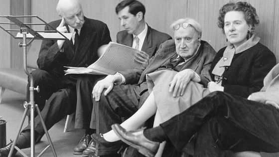 Répétition de la deuxième symphonie de Sir Michael Tippett aux studios BBC de Maida Vale à Londres, on voit le chef d'orchestre Sir Adrian Boult (1889 - 1983), le compositeur Sir Michael Tippett (1905 - 1998) et le compositeur Ralph Vaughan Williams ©Getty - Erich Auerbach