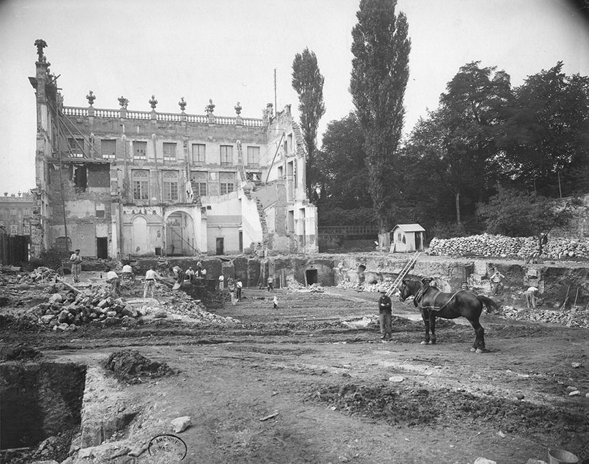construction de l'opéra derrière la façade conservée de l'hôtel des fermes, ancien évêché