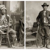 De gauche à droite : vétéran de la Première Guerre mondiale, James George Hanakah (PaitchDoAhHeKah) en 1910 et Homer Snake, ancien combattant de la guerre de sécession en 1900