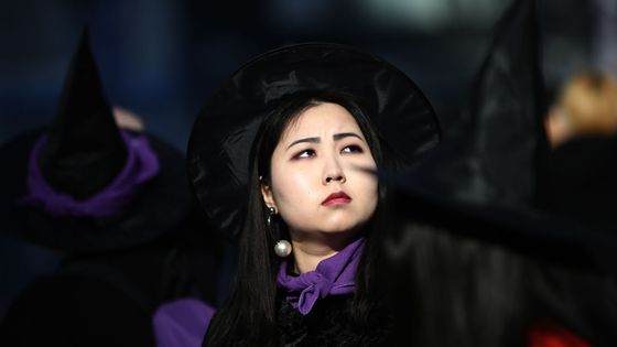 Les Sorcières devenues des icônes féministes : ici, une manifestation de femmes habillées en sorcières pour la Journée des droits des femmes en Corée du Sud à Séoul ©Getty - Chung Sung-Jun
