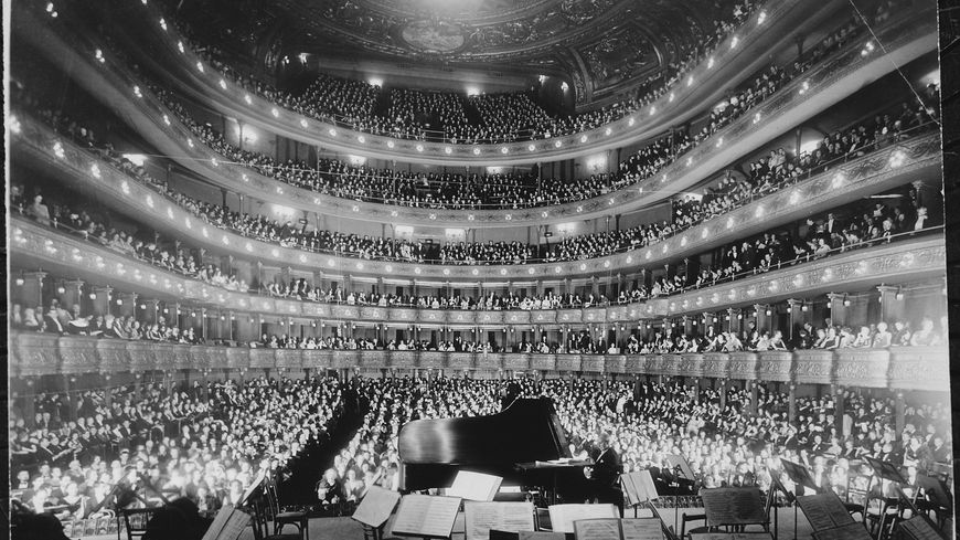 L'ancien Metropolitan Opera, qui brûle en 1892