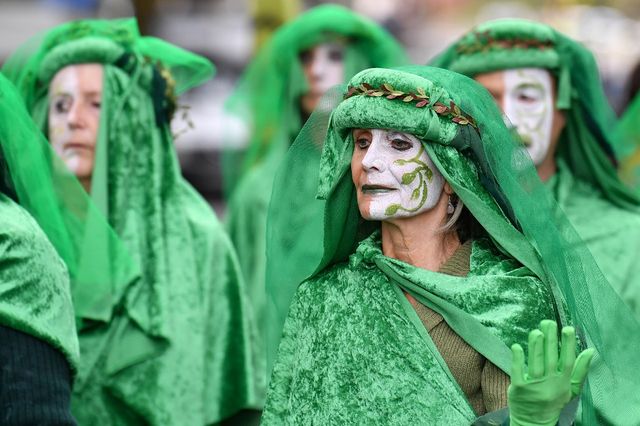 Des activistes de XR habillées de vert, près de Westminster.