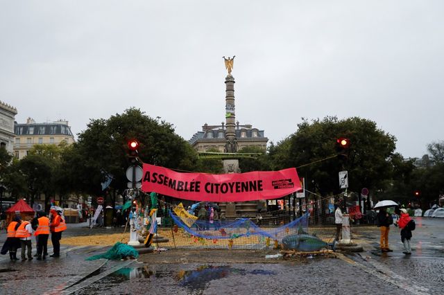 Les activistes étaient toujours présents dans le centre de Paris, mardi matin.