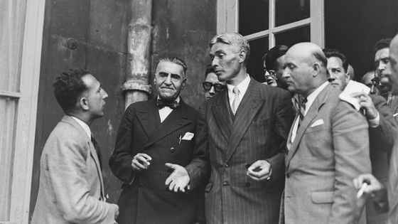 Georges Villiers, Président du Conseil Narional du Patronat CNPF, est interviewé après l'entrevue avec le Président du conseil en 1947 ©Getty - KEYSTONE-FRANCE/Gamma-Rapho