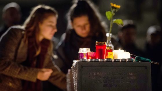 Veillée en hommage aux victimes de l'attaque terroriste à Halle ©AFP - SWEN PFÖRTNER