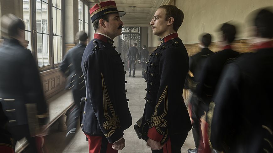 Le Colonel Piquart (Jean Dujardin et le Capitaine Dreyfus (Louis Garrel)