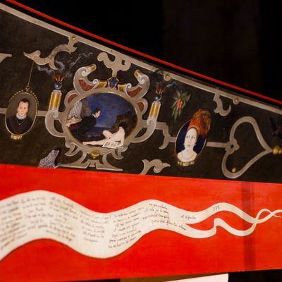 Détail d'un clavecin en bois peint - image prise dans le cadre de l'enregistrement des sonates de Scarlatti en Occitanie par France Musique, juillet 2018.