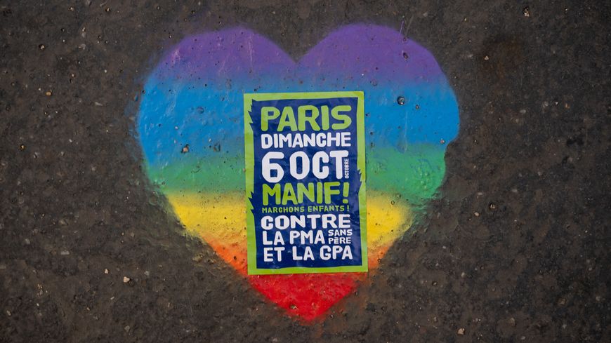 Un autocollant anti PMA recouvrant un graffiti LGBT boulevard Montparnasse lors de la manifestation "Marchons enfants" contre la PMA organisée par La Manif pour tous.
