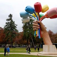 Le Bouquet de tulipes de Jeff Koons, lors de son inauguration à Paris, près du Grand Palais, le 5 octobre 2019