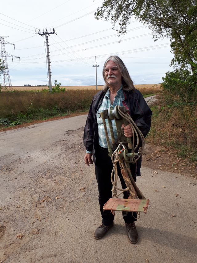 Robert Ospald avec la tyrolienne sur laquelle il a franchi la frontière austro-hongroise sur une ligne à haute-tension