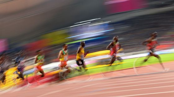 Les sprinteurs, concourant au 10 000 mètres masculin, lors des Mondiaux d'Athlétisme de Doha. Ce championnat aura aussi été celui des abandons et des blessures (Doha, le 06/10/2019) ©AFP - Jewel SAMAD