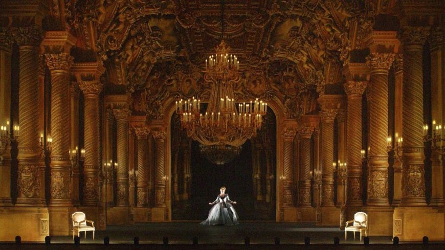 Costume d’Anthony Powell porté par Renée Fleming, rôle de La Comtesse dans Capriccio, opéra de R. Strauss, mise en scène de Robert Carsen, Palais Garnier, 2004