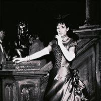 La soprano Maria Callas (New York, 1923 - Paris, 1977), dans le rôle de Violetta, dans "La Traviata", de Giuseppe Verdi, le 13 juin 1955, à La Scala de Milan (Museo Teatrale Scala, Biblioteca)