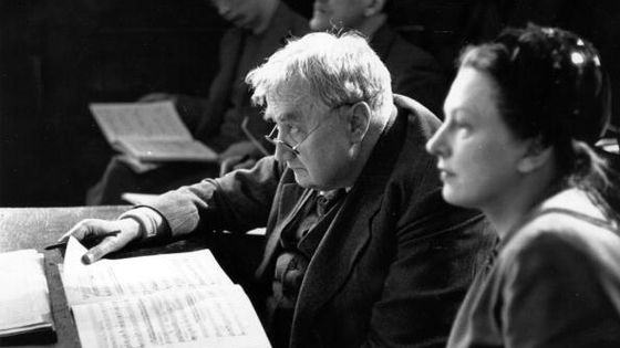 28 avril 1951: Ralph Vaughan Williams avec Lady Wilson au Royal Opera House de Covent Garden, écoutant l'Orchestre de Covent Garden tout en lisant la partition de son opéra 'The Pilgrim's Progress'. ©Getty - Charles Hewitt / Picture Post / Hulton