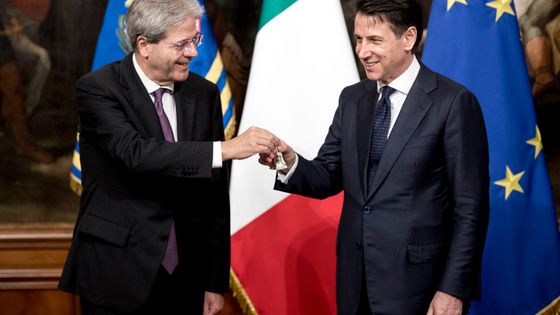 Le Premier Ministre italien, Giuseppe Conte et Paolo Gentiloni, ancien Président du conseil et actuel commissaire européen (Rome, le 01/06/2018) ©Maxppp - Alessandra Benedetti