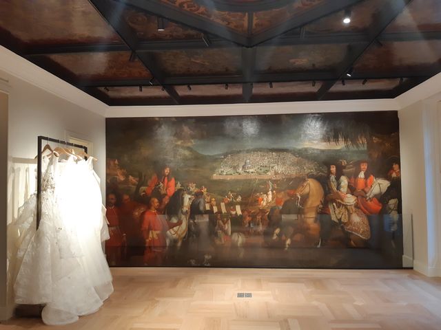 La toile trône au fond du salon des robes de mariées Oscar de la Renta