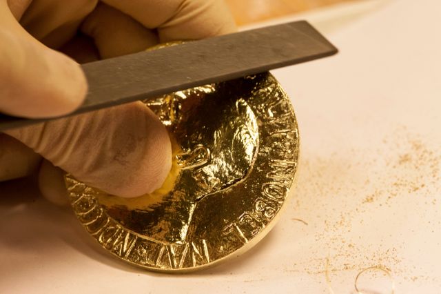 La médaille du prix Nobel de la paix 2015 en cours de fabrication à Kongsberg, en Norvège