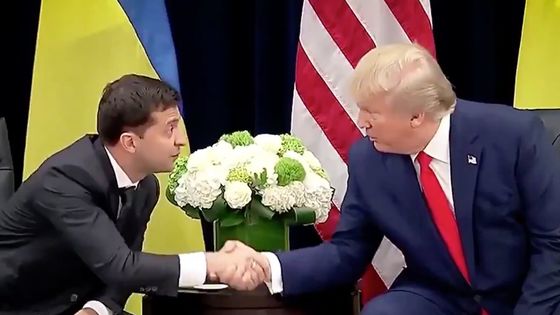 Une capture d'écran d'un des clips refusés par CNN, montrant le Président Trump avec le président ukrainien Volodymyr Zelensky