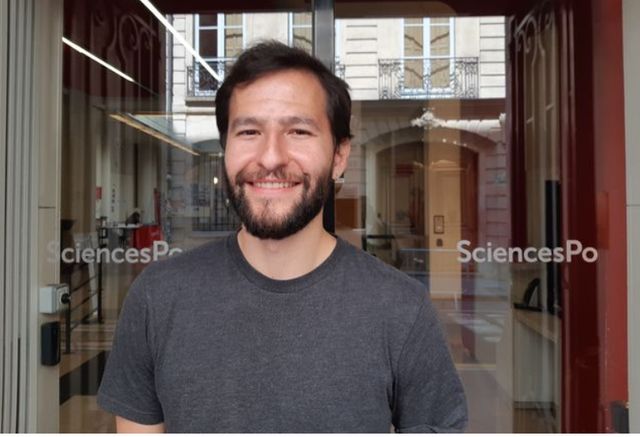 Carlos Arbelaez directeur d'Espero devant son ancienne école Sciences Po
