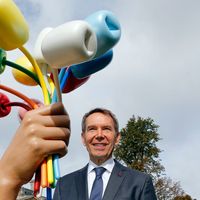 Jeff Koons devant son oeuvre Le Bouquet de tulipes, Paris, 4 octobre 2019