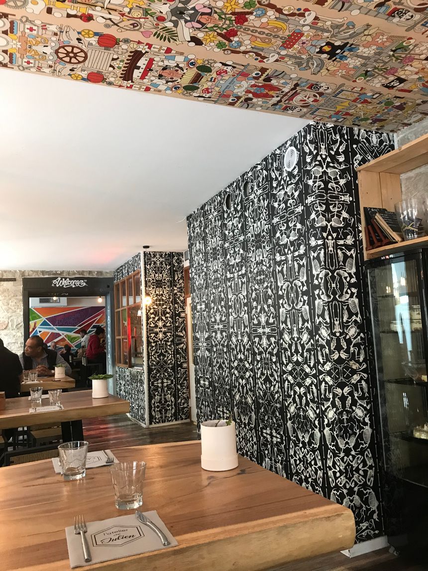 Un décors résolument moderne, façon grapheur, des lieux clairs et dégagés, l'atelier est un lieu esthétique
