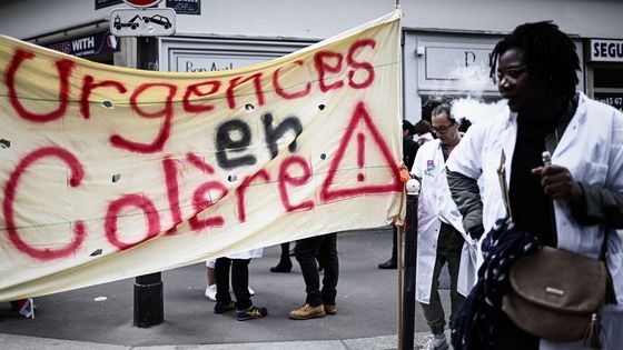 Manifestation de personnels des urgences près du ministère de la Santé, à Paris, le 11 juin 2019 ©AFP - Philippe LOPEZ