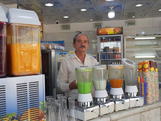 Janan Elias Youssef dans son magasin de glaces