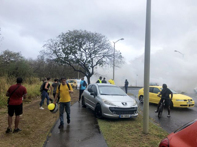 Pour éviter que les manifestants ne s'approchent du cortège du président, ils ont été repoussés par les forces de l'ordre avec du gaz lacrymogène