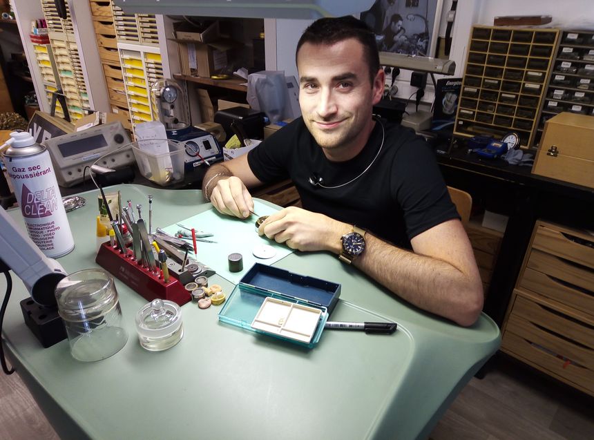 Un travail de concentration sur les pièces horlogères minuscules.
